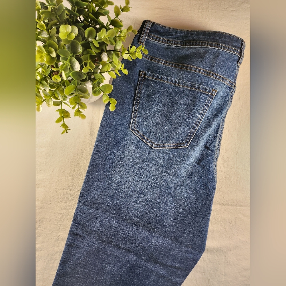 3/$25 Size 12 George Denim Capris